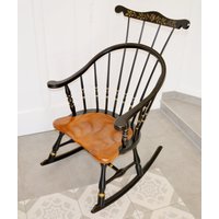 Ethan Allen Schaukelstuhl Windsor Comb Back Floral Schwarz/Maple Tapiovaara Stil Rockingchair Retro Mid Century Shabby Chic Landhausstil von ModernVintageProjekt