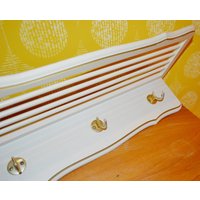 Schöne 60Er Jahre Vintage Hakenleiste/Garderobe Weiß Mit Hutablage Retro Mid Century Rockabilly Shabby Chic Landhausstil Fifties von ModernVintageProjekt