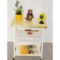 Schöne Kleine Vintage Beistelltisch Mit Ablage Auf Rollen Aus Den 50Er Jahren Retro Mid Century Shabby Chic Landhausstil von ModernVintageProjekt