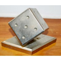 Schwere Vintage Figur /Briefbeschwerer Würfel 70Er Jahre Metall Silberfarben Mid Century Retro Wood Space Age von ModernVintageProjekt