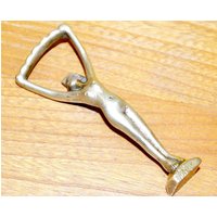 Vintage Figur Frau Flaschenöffner Messing 60Er Jahre Holz Retro Mid Century Shabby Chic Landhausstil von ModernVintageProjekt