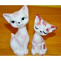 Vintage Katzen Keramik Figuren Pärchen Weiß/Pink 70Er Jahre Design Klassiker Retro Mid Century Shabby Chic Landhausstil Vintage Katzen Keramik Figuren Pärchen Weiß/Pink 70Er Jahre Design Klassiker Retro Mid Century Shabby Chic Landhausstil von ModernVintageProjekt