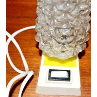 Vintage Tisch Lampe Metal Mit Glaskuppel Gelb /Weiß 70Er Jahre Space Age Shabby Chic Retro Mid Century von ModernVintageProjekt