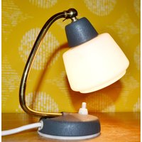 Vintage Tisch Lampe Metal Mit Glaskuppel Graphite /Weiß 50Er Jahre Rockabilly Retro Mid Century 1 V2 Desk Lamp von ModernVintageProjekt