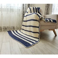 Gehäkelte Wolldecke, Weiss Blau Gestreift, Sofadecke, Geschenk Zum Altern, 157x200cm Gehäkelte Wolldecke, Weiss Blau Gestreift, Sofadecke, Geschenk Zum Altern, 157x200cm von ModernWoolStyle