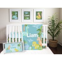 Dinosaurier Krippe Bettwäsche Set Für Ihr Baby Jungen Kinderzimmer Dekor | Personalisiertes Bettlaken, Babydecke Und Krippenrock Shower Geschenk von ModifiedTot