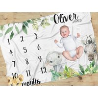 Dschungel Meilenstein Decke Für Baby Boy, Monate, Personalisiert Mit Name, Safari Kinderzimmer, Minky Decke, Elefant, Löwe, Zebra, Geschenk von ModifiedTot