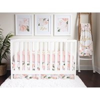 Erröten Rosa Krippe Bettwäsche-Set, Baby Mädchen Kinderzimmer Dekor, Blumen Bettwäsche, Feminin, Aquarell, Blatt Personalisieren, Babydecke von ModifiedTot