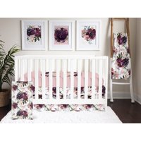 stimmungsvolle Blumen Krippe Bettwäsche-Set Für Ihr Baby-Mädchen-Kinderzimmer | Kinderbettlaken, Babydecke Und Krippenrock in Mauve, Burgund Pink von ModifiedTot