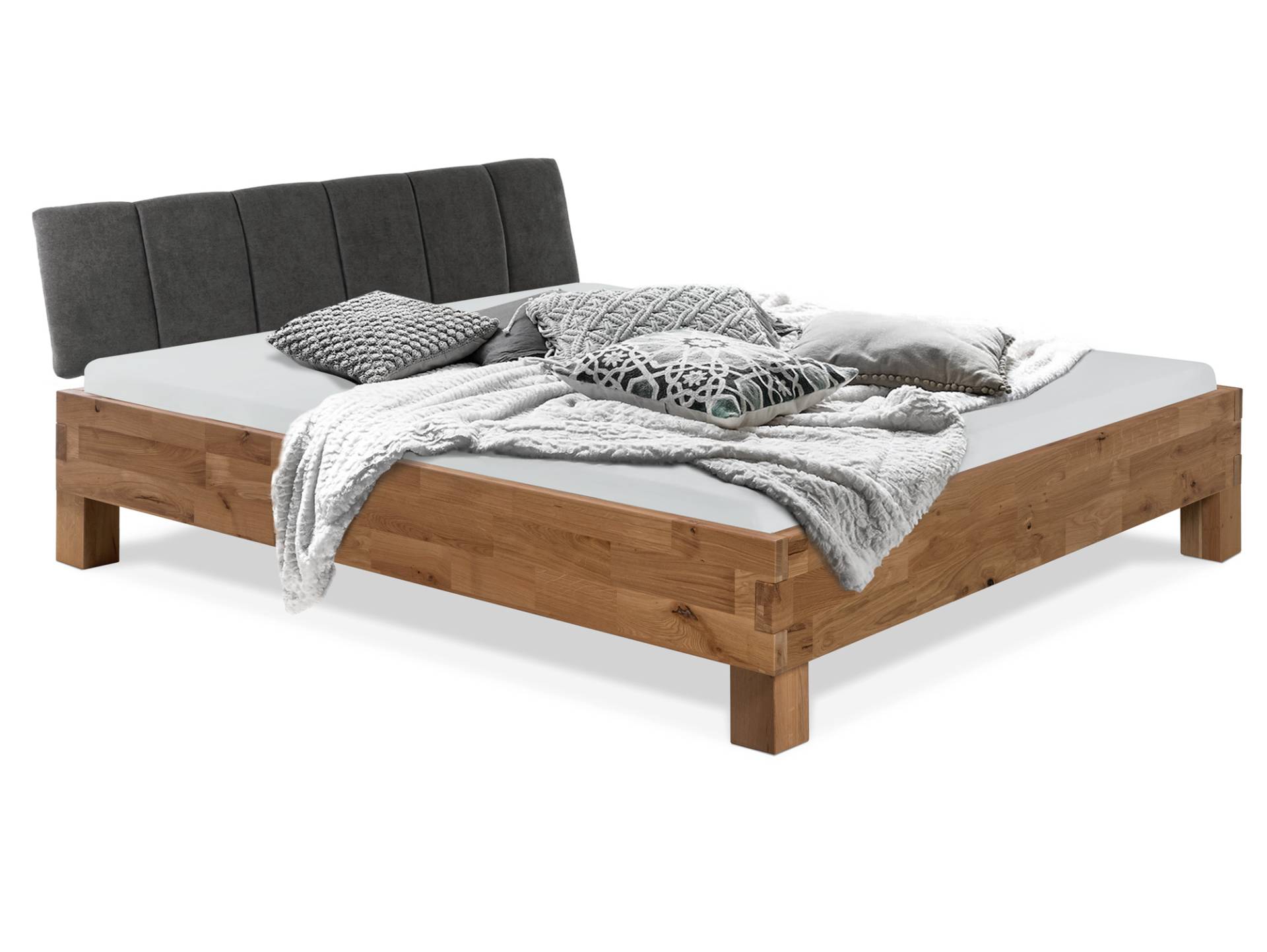 CORDINO 4-Fuß-Bett aus gebürsteter Eiche mit gestepptem Stoff-Kopfteil, Material Massivholz von Möbel-Eins