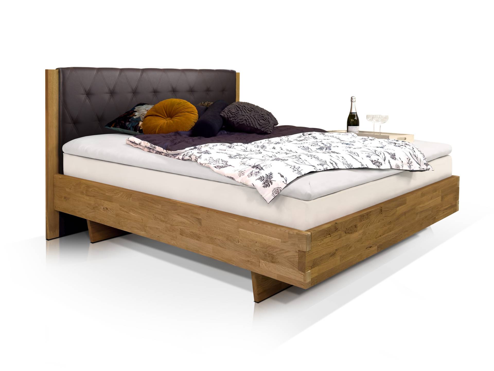 CORDINO 4-Fuß-Boxspringbett aus Eiche mit gestepptem Kopfteil, Material Massivholz CORDINO 4-Fuß-Boxspringbett aus Eiche mit gestepptem Kopfteil, Material Massivholz von Möbel-Eins