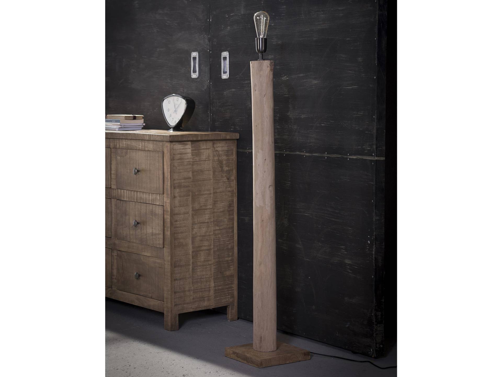 UTE Stehlampe mittel aus Eukalyptusholz UTE Stehlampe mittel aus Eukalyptusholz von Möbel-Eins