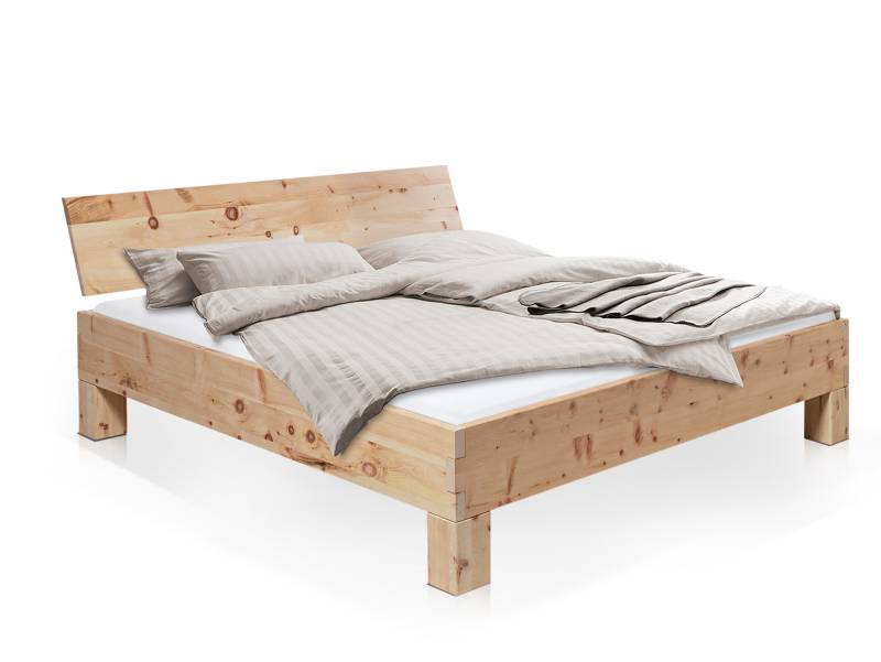 ZARUBA 4-Fuß-Zirbenbett mit Kopfteil, Material Massivholz von Möbel-Eins