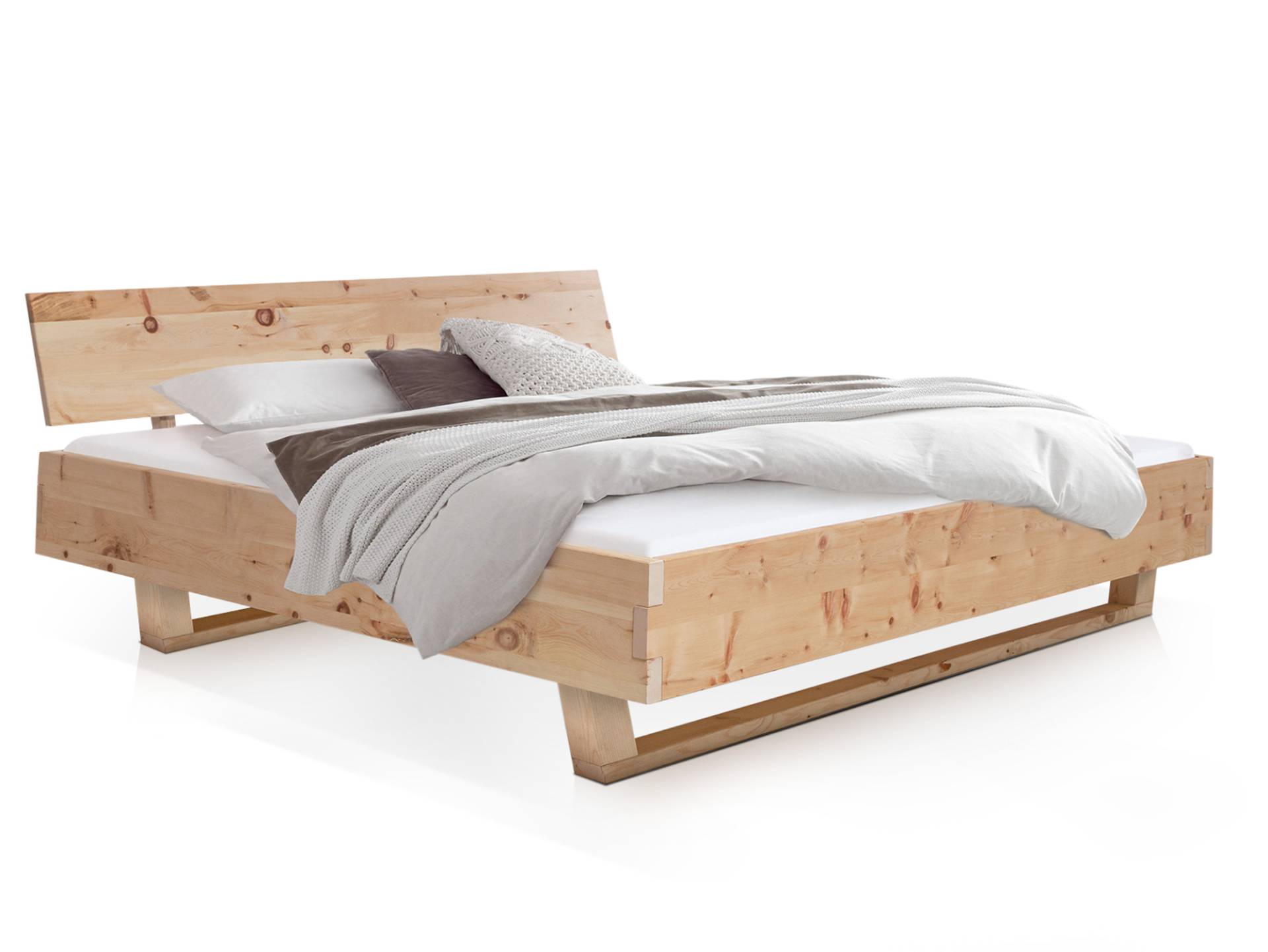 ZARUBA Zirbenbett mit Holz-Kufen / Holzkopfteil, Material Massivholz, Zirbe unbehandelt, mit / ohne Kopfteil von Möbel-Eins