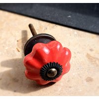 Handgefertigter Keramik Möbelknauf in Rot - Blütenform Mit Vintage-Metallelementen Handgefertigter Keramik Möbelknauf in Rot - Blütenform Mit Vintage-Metallelementen von MoebelKnopfKunst