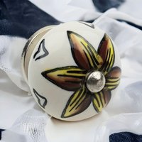 Keramik Möbelknopf Im Boho-stil - Braun-Gelbes Blütenmotiv Handgemacht + Handbemalt in Indien Keramik Möbelknopf Im Boho-stil - Braun-Gelbes Blütenmotiv Handgemacht + Handbemalt in Indien von MoebelKnopfKunst