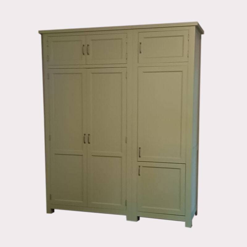 Großer Vorratsschrank mit Kühlschrank im Landhausstil shabby chic / antik look von Möbro Manufacturing