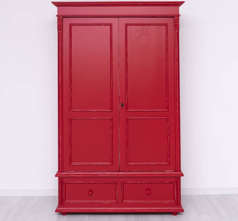 Kleiderschrank im Landhausstil mit Schubladen im Antik-Look rot Kleiderschrank im Landhausstil mit Schubladen im Antik-Look rot von Möbro Manufacturing
