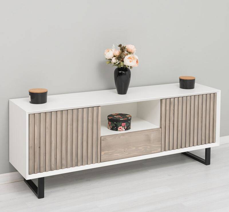 TV Lowboard Skandi mit Holztüren in Lamellenoptik lackiert von Möbro Manufacturing