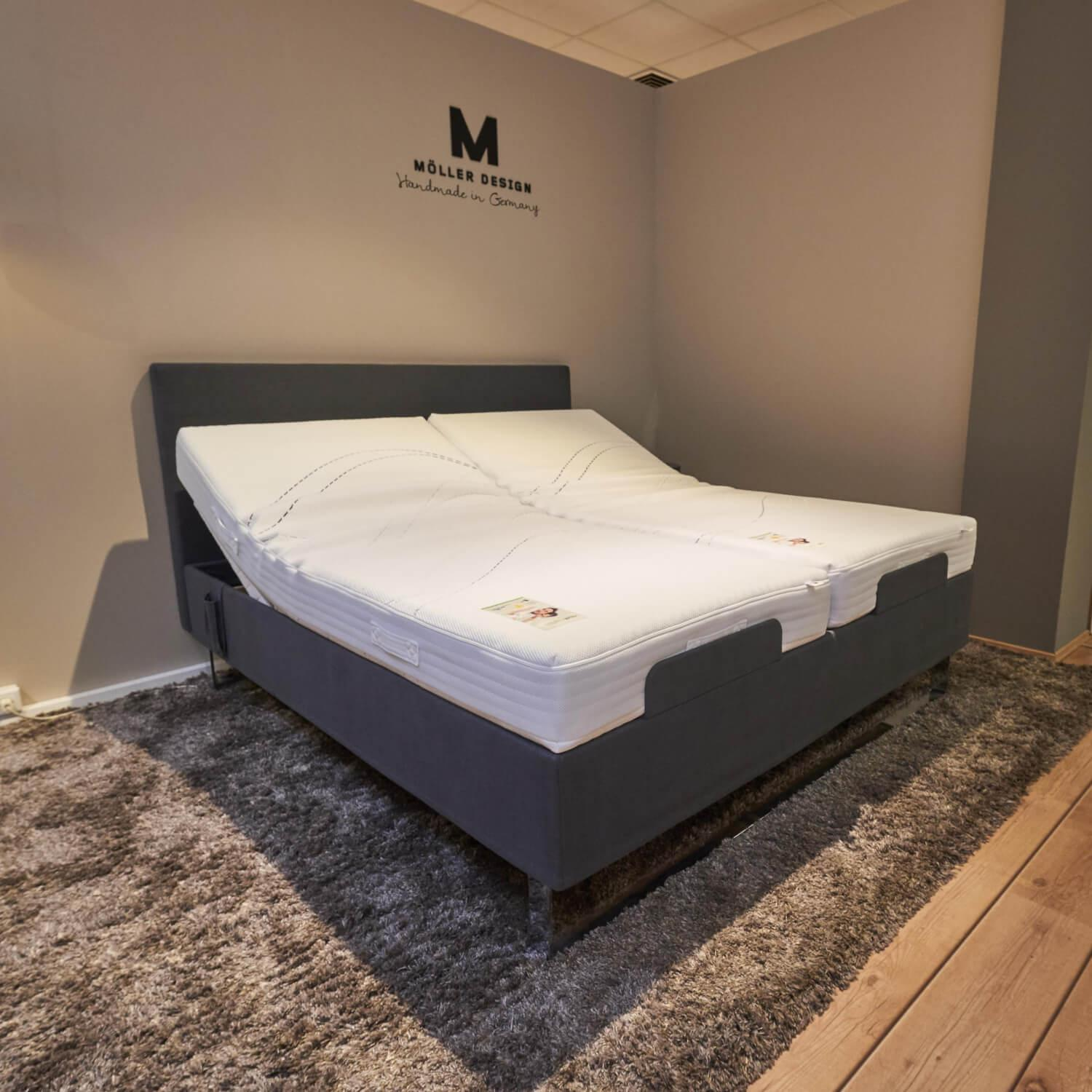 Boxspring Bohemian Kopfteil A Stoff Mito Graphite Metallkufe Verchromt mit Motor... von Möller Design