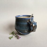 Eidechse Kaffeetasse Keramik Teetasse, Handgemachte Große Blaue 16 Unzen Suppentasse, Einzigartige Steinzeug Tiertasse, Skulpturale Jumbo-Keramik von MoheiCeramicShop