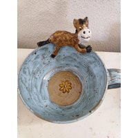 Blau-Gesprenkelte Tasse Mit Pferd Auf Rand Sitzend. Ein Witziges Und Handgefertigtes Unikat in Steinzeugqualität, Ausgefallenes Geschenk Blau-Gesprenkelte Tasse Mit Pferd Auf Rand Sitzend. Ein Witziges Und Handgefertigtes Unikat in Steinzeugqualität, Ausgefallenes Geschenk von Mohnkultur