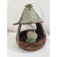 Handgefertigte Vogelfutterstation Zum Hängen Oder Stellen, Outdoorgeignete Steinzeugqualität, Auch Mit Meisenknödel Kerze Bestückbar Handgefertigte Vogelfutterstation Zum Hängen Oder Stellen, Outdoorgeignete Steinzeugqualität, Auch Mit Meisenknödel Kerze Bestückbar von Mohnkultur