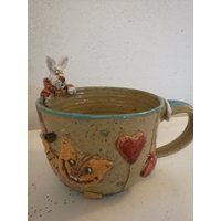Tasse Mit "Alice Im Wunderland" - Motiven Und Einem Modelliertem Hasen Am Rand, Steinzeug, Unikat, Handgefertigt, Handwerk, Aussergewöhnlich von Mohnkultur