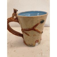 Tasse Mit Eingeritzter Landschaft Und Eule Auf Dem Henkel, Wunderschönes Unikat, Steinzeug, Geschenk, Scheibengedrehte Keramik, Handarbeit von Mohnkultur