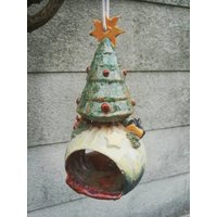 Weihnachtlich Gestaltetes Vogelfutterhaus, Winterfeste Keramik Zum Aufhängen, Steinzeug, Unikat, Kugel Mit Tannenbaum, Outdoor, Garten von Mohnkultur