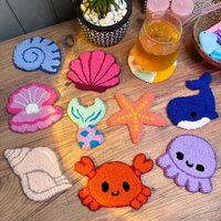 Handgefertigte Punch Needle Tasse Teppich | Einzigartige Untersetzer Perfekte Geschenkidee Umweltfreundlich Handgemachter Gemütlicher Handgefertigte Punch Needle Tasse Teppich | Einzigartige Untersetzer Perfekte Geschenkidee Umweltfreundlich Handgemachter Gemütlicher von MoinCraftsCo
