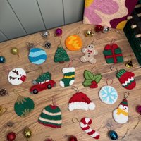 Handgefertigte Stanznadel Ornamente | Weihnachtsbaumschmuck Christbaumschmuck Weihnachtsgeschenke Weihnachtliche Wohndekoration Handgefertigte Stanznadel Ornamente | Weihnachtsbaumschmuck Christbaumschmuck Weihnachtsgeschenke Weihnachtliche Wohndekoration von MoinCraftsCo