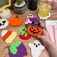 Punch Nadel Halloween Becher Teppich | Handgemachter Gruseliger Untersetzer Geschenk Getufteter Becherteppich Halloween-Dekor Nettes Geist-Geschenk Punch Nadel Halloween Becher Teppich | Handgemachter Gruseliger Untersetzer Geschenk Getufteter Becherteppich Halloween-Dekor Nettes Geist-Geschenk von MoinCraftsCo