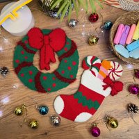 Punch Needle Weihnachtskranz | Handgemachter Urlaub Wandbehang Festliche Getuftete Wandkunst Einzigartiges Weihnachtsgeschenk Für Wohnkultur Punch Needle Weihnachtskranz | Handgemachter Urlaub Wandbehang Festliche Getuftete Wandkunst Einzigartiges Weihnachtsgeschenk Für Wohnkultur von MoinCraftsCo