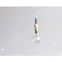 Suncatcher | Sand Lindgrün Dunkelgrün Glaskristall Und Keramikperlen Sonnenfänger von MoinMia