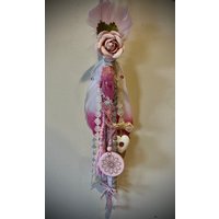 Erröten Und Weiß Aufhänger, Schlafzimmer Dekor, Hübsches Rosa Geschenk Mit Herz-Chakra-Kristall von MojosCosmos