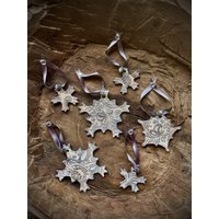 Fünf Silberfarbene Schneeflocken, Vintage-Look, Aufhänger Aus Satinband, Embossed, Handgearbeitete Weihnachtsornamente Ton von MojosCosmos