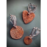 stilvolles, Brüniertes Kupferfarbenes Set Aus 3 Weihnachtsornamenten von MojosCosmos