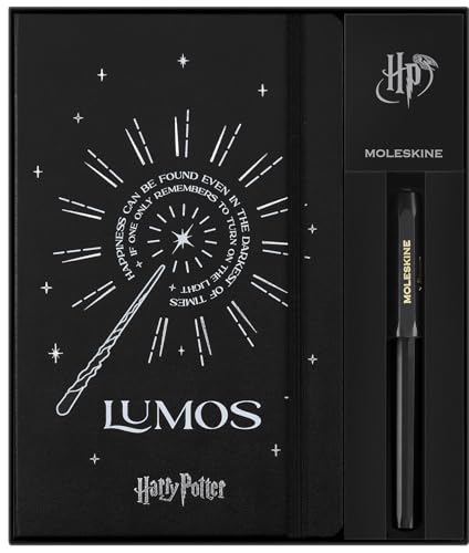 Moleskine Wizarding World Harry Potter Spells Kollektion Giftbox, Geschenkbox Kaweco Tintenroller und Liniertem Notizbuch mit Phosphoreszierendem festem Einband, Großformat 13 x 21 Moleskine Wizarding World Harry Potter Spells Kollektion Giftbox, Geschenkbox Kaweco Tintenroller und Liniertem Notizbuch mit Phosphoreszierendem festem Einband, Großformat 13 x 21 von Moleskine