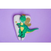 Dinosaurier-Zahnkissen, Personalisiertes T-Rex-Kissen Für Mädchen Oder Jungen, Dino-Kinderzimmer-Dekoration, Filz-Zahnfee-Kissen Mit Kindernamen von MollisToys