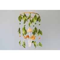 Pilz Mobile Für Krippe Wald Blatt Baby Kinderzimmer Shower Geschenk Neugeborene Hängen Filz Minimalistisch Grüne Blätter Kinderbett von MollisToys