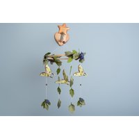 Schmetterling Mobile Mond Motte Für Krippe Wald Baby Kinderzimmer Babypartygeschenk Neugeborene Hängender Filz Minimalist von MollisToys
