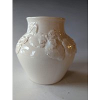 Weiß Auf Weißer Vase von MollyDuttonPottery