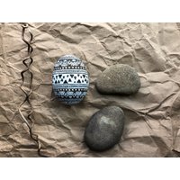 Kleine Handbemalte Fels - Eiförmigen, Osterdeko von MollyKHandmade