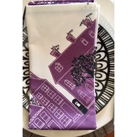 Lila Servietten Im 2Er-Set. Bedruckte Baumwolle Mit Strassenmotiv von MollyMacLife