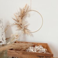 Amy Blumenkranz, Weiße Getrocknete Blume, Getrockneter Blumenkranz in Weiß, Fensterkranz, Wanddekoration, Getrocknete Neutrale Blumen, Blumen von Moltinghouse