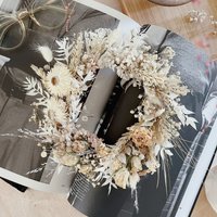 Esther Blumenkranz, 20 X cm, Weiße Trockenblumen, Trockenblumenkranz, Fensterkranz, Wanddekoration, Getrocknete Sommerblumen, Herbstkranz Esther Blumenkranz, 20 X cm, Weiße Trockenblumen, Trockenblumenkranz, Fensterkranz, Wanddekoration, Getrocknete Sommerblumen, Herbstkranz von Moltinghouse