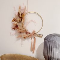 Liliane Blumenkranz, Rosa Blumenkranz Mit Goldreif, Getrockneter Wanddekoration, Getrocknete Frühlingsblumen, Frühlingskranz von Moltinghouse