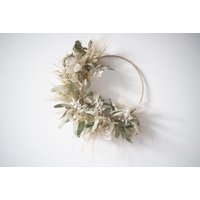 Olivia Blumenkranz, Natürlicher Blumenkranz Mit Goldreif, Getrockneter Wanddekoration, Getrocknete Neutrale Blumen, Neutraler Kranz von Moltinghouse