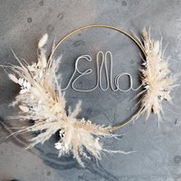 Personalisierbarer Blumenkranz 30 cm, Goldring Mit Getrockneten Blumen Namen, Trockenblumenkranz, Fensterkranz, Wanddekoration, Weiße von Moltinghouse